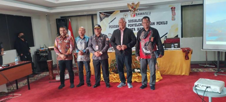 Komarudin Watubun Buka Sosialisasi Pengawasan Pemilu Komisi II DPR RI Bersama Bawaslu RI di Jayapura