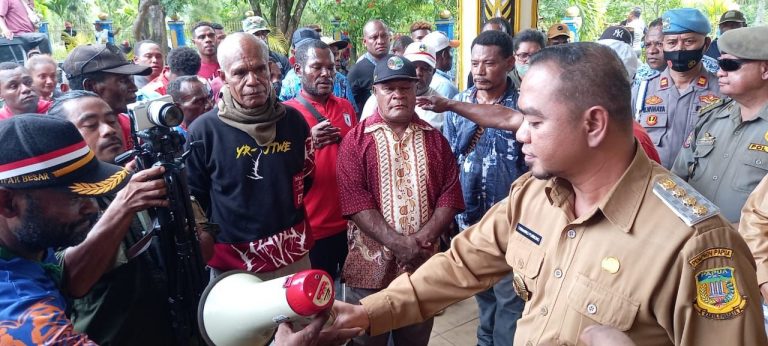 Mengapa Pj Bupati Jayapura di Demo Masyarakat?