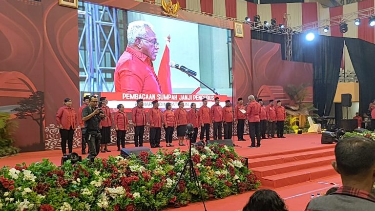 Lantik PDIP Papua,Bung Komar Melepas Kepengurusan di Tiga Provinsi DOB