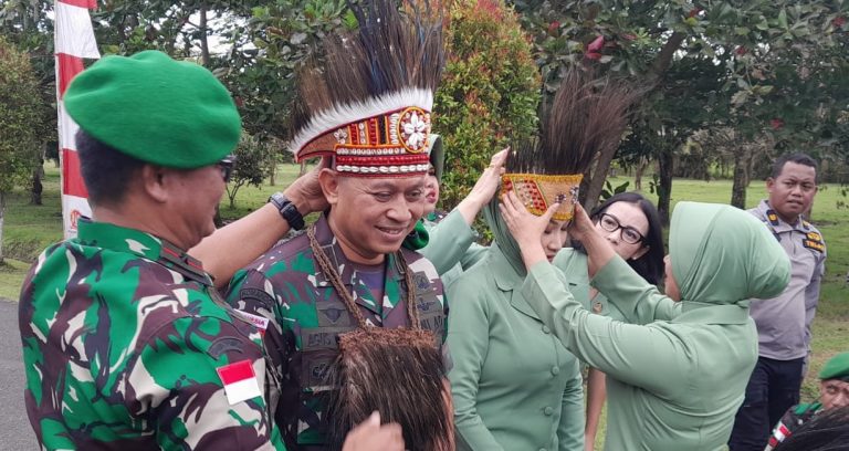 Disambut Oleh Asisten 1 Pemprov Papua Selatan, Kolonel Infanteri Agus Widodo Tiba di Bandara Mopah Merauke