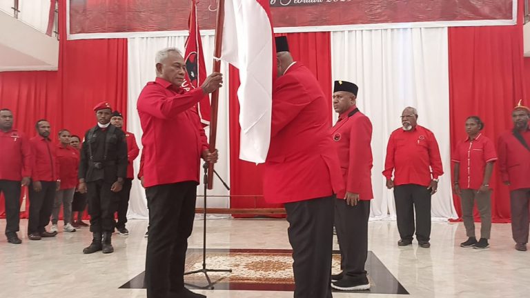 Resmi Bung Komar Lantik Pengurus DPD PDI Perjuangan Papua Pegunungan