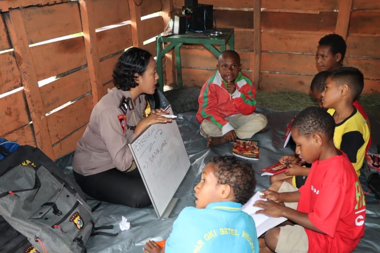 Polisi Buat Program Mengajar Demi Anak- anak yang Putus Sekolah di Wamena