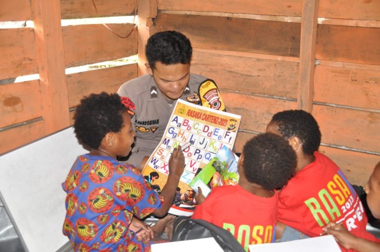 Semangat Tinggi Anak-Anak Putus Sekolah di Jayawijaya Belajar dari Rumah Satgas Rasaka Cartenz