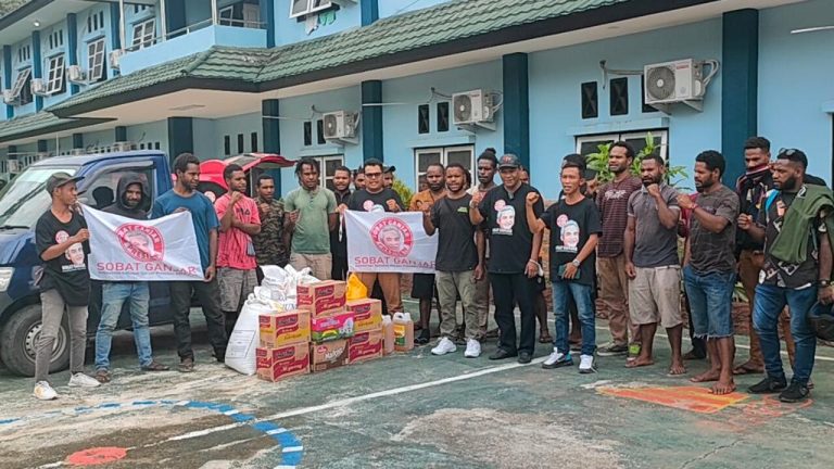 Relawan Sobat Ganjar Serahkan Bantuan BAMA Kepada Mahasiswa Asrama Tolikara