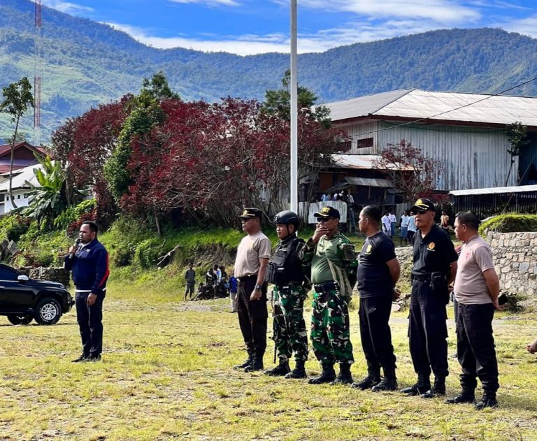 Jalin Sinergitas, Prajurit Yonif 721/Mks Bersama Forkopimda dan Masyarakat Karubaga Gelar Karya Bakti