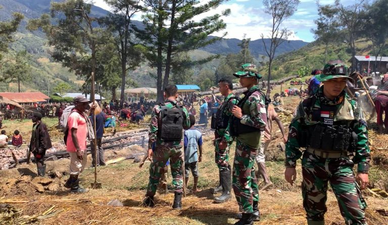 Dukung Pembangunan Gereja, Satgas Yonif 721/Mks Bersama Masyarakat Lanny Jaya Gelar Acara Bakar Batu