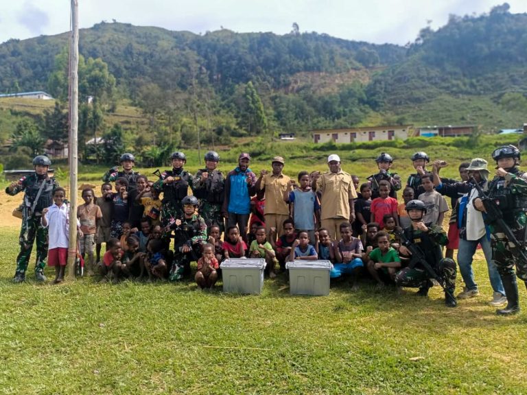 Siapkan Penerus Bangsa, Satgas Yonif 721/Mks Berikan Bantuan Alkap Sekolah Untuk Siswa SD Di Papua