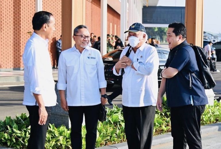 Presiden Jokowi Meninjau Jalan Rusak di Lampung Tengah: “Sampai Pak Zul Tertidur, Saya Juga Tertidur