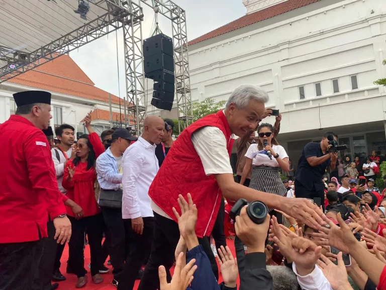 Ribuan Masyarakat Surabaya Berebut Mengejar Ganjar Pranowo sebagai Calon Presiden 2024