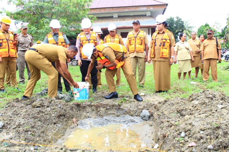 Peletakan Batu Pertama Pembangunan Gedung Pelayanan Perpustakaan Waropen Oleh JP Sekda