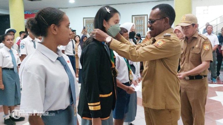 Frans Pekey Resmi Lepaskan 118 Siswa Ikut Lomba O2SN, FLS2N, dan LKS Tingkat Provinsi Papua