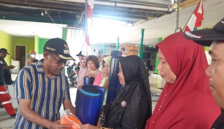 Pemkot Jayapura Salurkan Bantuan Bahan Pokok kepada Korban Kebakaran di Kelurahan Waimorok