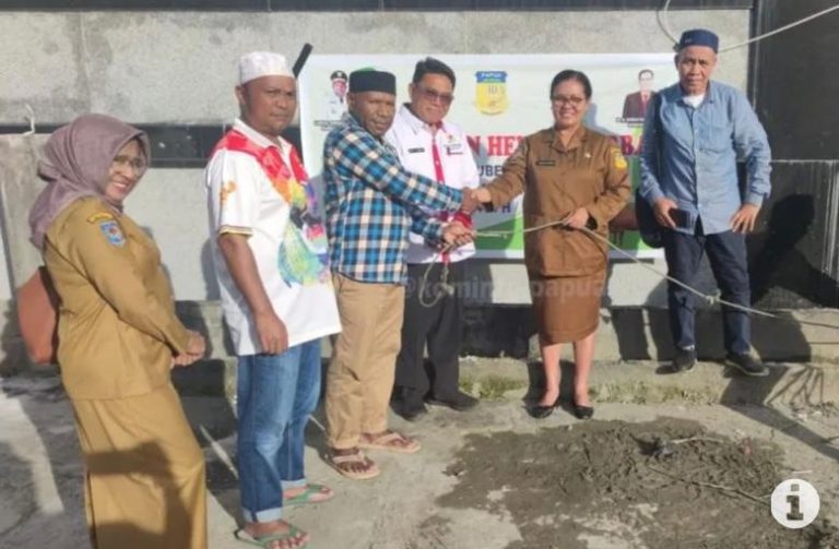 Plh Gubernur Papua Distribusikan 17 Ekor Sapi Kurban di Tiga Daerah