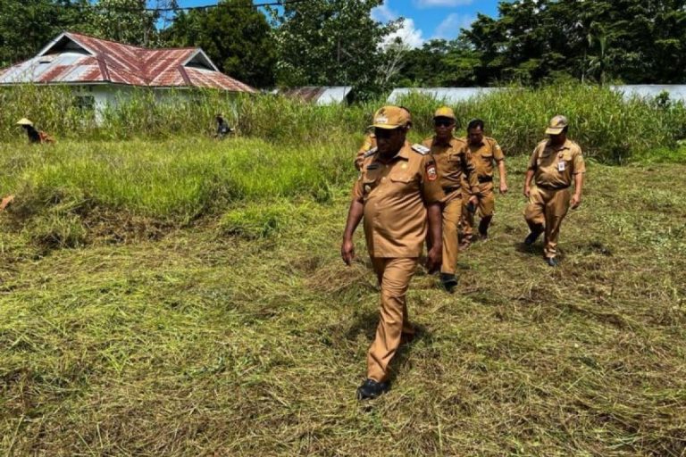 Bupati Keerom, Piter Gusbager Minta Setiap Distrik Berikan Pelayanan Maksimal Kepada Masyarakat