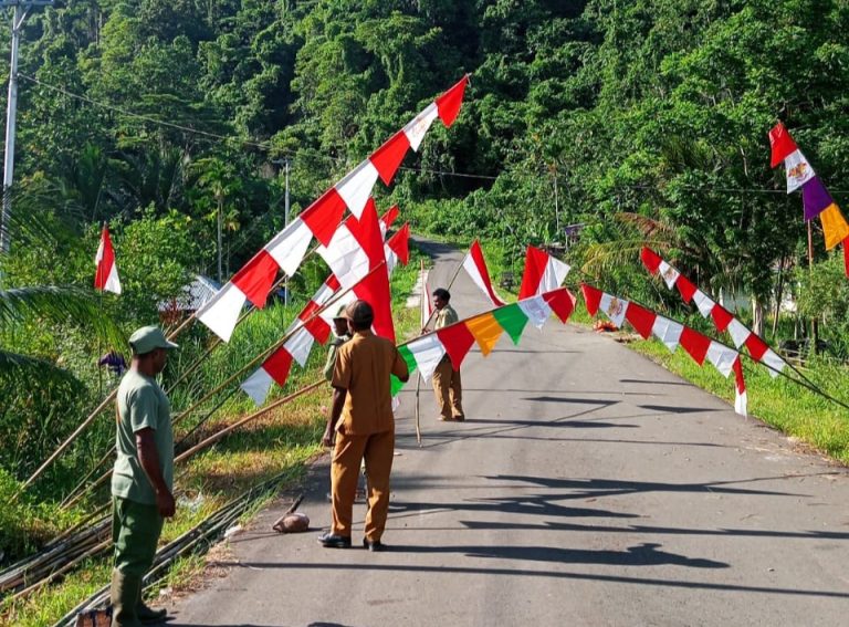 Antusias Masyarakat Kibarkan Merah Putih di Yapen Barat