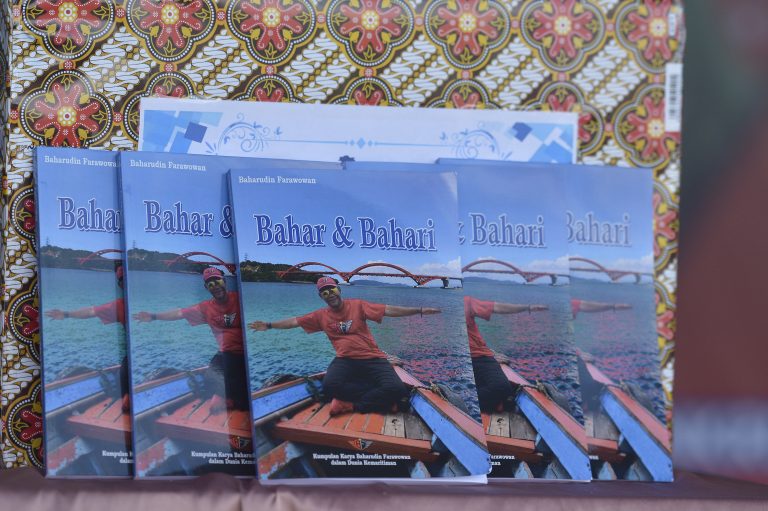 Luncurkan Buku Kedua, Bacaleg DPR RI Bahar Farawowan: “Sa Beda Sobat”