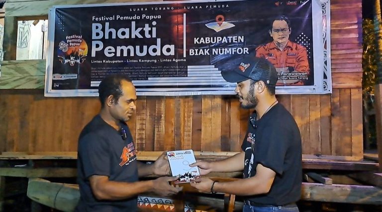 Melalui Panitia FPP, Baharudin Farawowan Berikan Bantuan Ke Sanggar Mayowa Syufkir Kota Biak