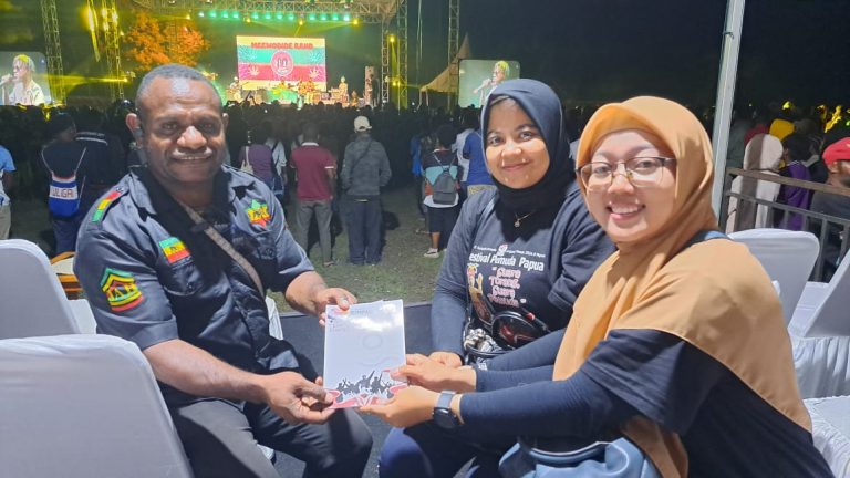 Gelar Bhakti Pemuda, Baharudin Farawowan Beri Bantuan Kepada Musisi Reggae Papua