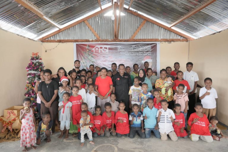 Caleg DPR RI, Baharudin Farawowan dan Tim Rayakan Natal Bersama Anak Yatim di Panti Asuhan Holei Roo Sentani