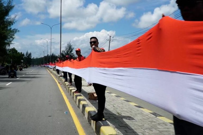 Masuk Rekor MURI, Bendera Merah Putih Sepanjang 10,76 Kilometer Dibentangkan di Jayapura