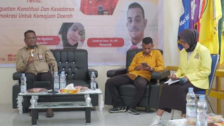 Hadir di Kampus Uningrat Tual, Baharudin Farawowan Beri Kuliah Umum Hukum dan Demokrasi