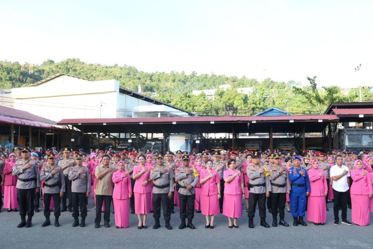 Pimpin Apel Kenaikan Pangkat 982 Personel, Kapolda Papua : Semoga Pencapaian ini Menjadi Motivasi Untuk Terus Berprestasi