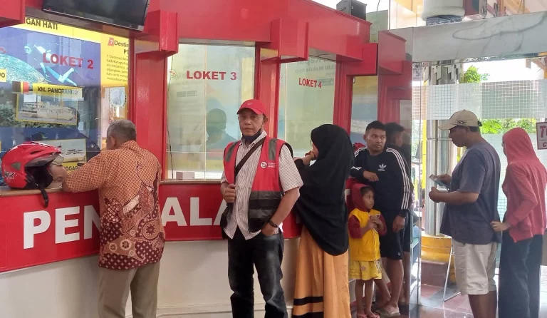 Kantor Pelni Ambon Penuh Calon Penumpang, Antri Beli Tiket Arus Balik Liburan Nataru